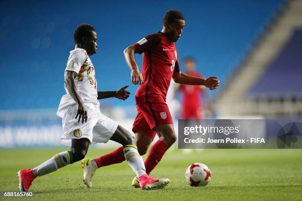 Krepin Diatta of Senegal and Tyler Adams of USA compete for the ball during the FIFA U-20 World Cup Korea Republic 2017 group F match between Senegal...