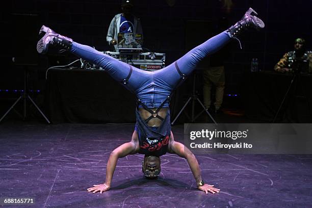Flexing Dance Move Flexing (Dance) Photos and Premium High Res Pictures - Getty Images