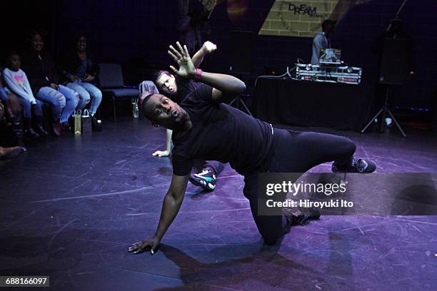 Flexing Dance Move Flexing (Dance) Photos and Premium High Res Pictures - Getty Images