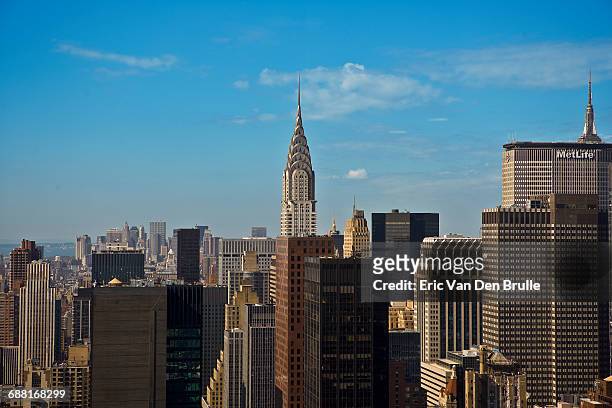 new york city skyline with the chrysler building - eric van den brulle stockfoto's en -beelden