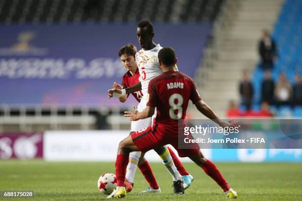 Cavin Diagne of Senegal and Luca de la Torre and Tyler Adams of USA compete for the ball during the FIFA U-20 World Cup Korea Republic 2017 group F...