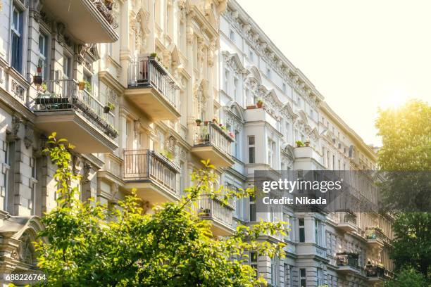 appartements à berlin-kreuzberg - façade immeuble photos et images de collection