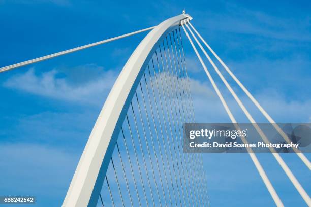 samuel beckett bridge in dublin city, ireland - ponte samuel beckett - fotografias e filmes do acervo