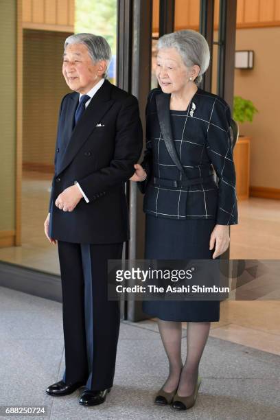 Emperor Akihito and Empress Michiko see off Argentine President Mauricio Macri and his wife after their meeting at the Imperial Palace on May 20,...