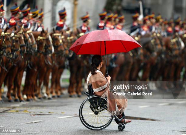 Vice President of Argentina Gabriela Michetti holds an umbrella prior the Tedeum Mass in honour to the 207th anniversary of the Revolucion de Mayo at...