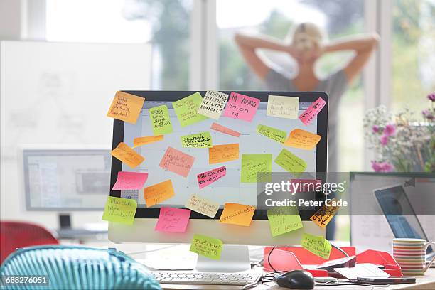 computer screen covered in sticky notes - lembrança imagens e fotografias de stock