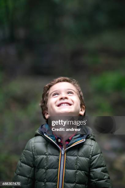portrait of a happy boy looking up outdoors - kid looking up to the sky imagens e fotografias de stock