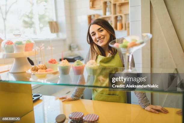 heureux propriétaire d’une pâtisserie - chocolatier photos et images de collection