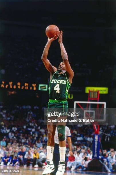 Sidney Moncrief of the Milwaukee Bucks shoots against the New York Knicks circa 1986 at Madison Square Garden in New York City. NOTE TO USER: User...