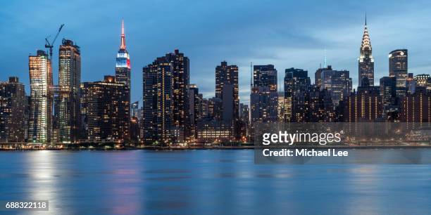 twilight view of manhattan - new york - long island city stockfoto's en -beelden