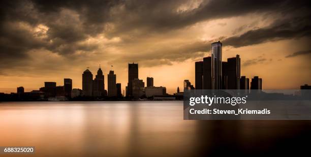 horizonte de detroit al anochecer - detroit river fotografías e imágenes de stock