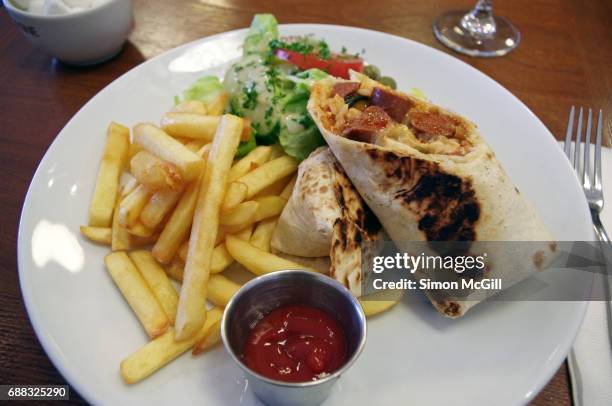 sandwich wrap of sausage and scrambled eggs with fried potato chips and salad - comida de pub imagens e fotografias de stock