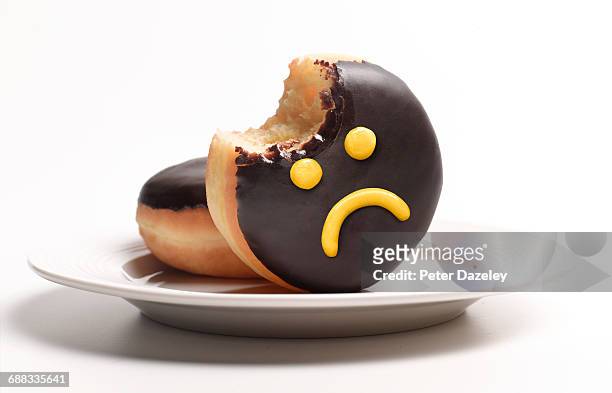unhealthy doughnut on plate - convenience food stockfoto's en -beelden