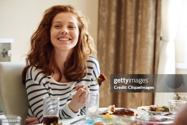 pretty redhaired girl at dining table - redhead girl - fotografias e filmes do acervo