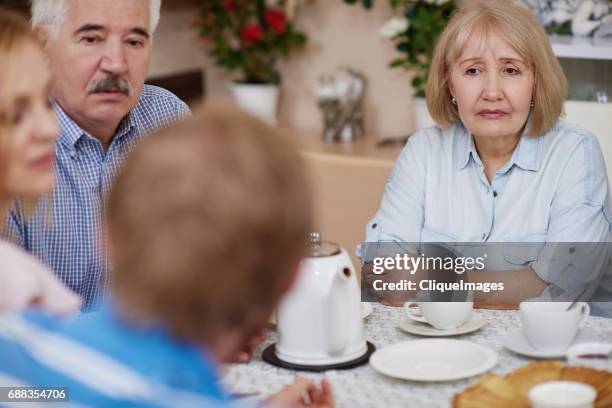 family drinking tea at brunch - mother daughter senior stock-fotos und bilder