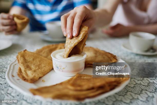 tasting traditional russian cuisine - dippen stock-fotos und bilder