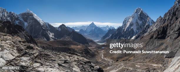 panoramic view of himalaya mountains from chola pass, everest region, nepal - khumbu stockfoto's en -beelden