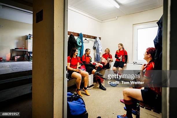 rugby team having a break in the locker room - rugby players in changing room 個照片及圖片檔