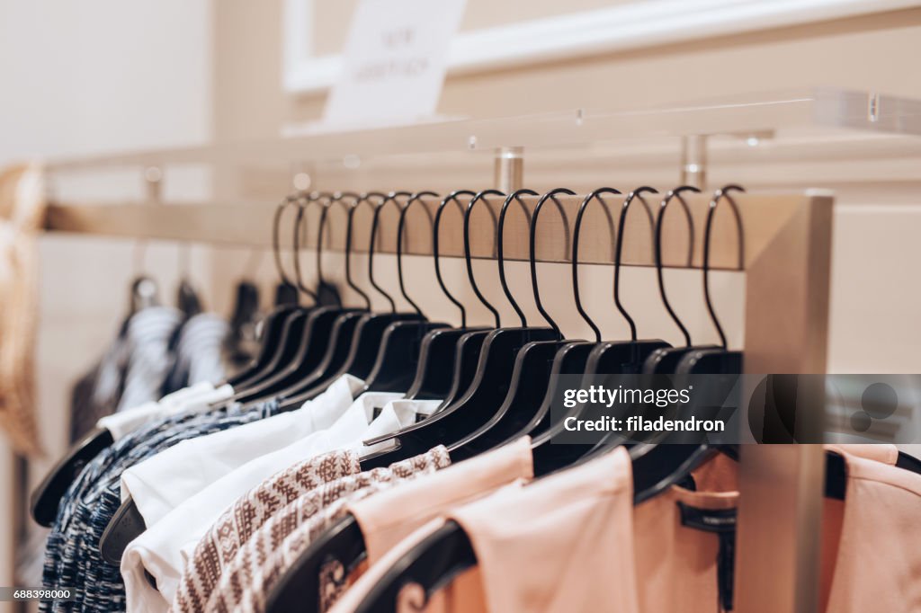 Kleider in einem Bekleidungsgeschäft gehängt
