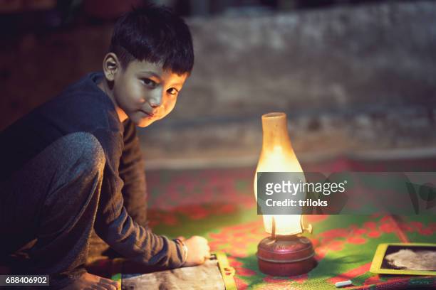 garçon, étudiant en lampe à huile - children oil lamp study photos et images de collection