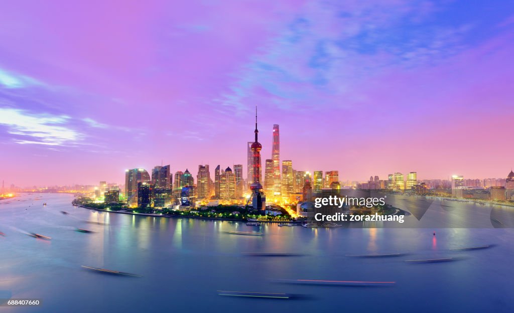 Skyline de Shanghai en cielo dramático al amanecer