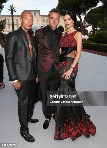 Model Jeremy Meeks, Philipp Plein and Andreea Sasu arrive at the amfAR Gala Cannes 2017 at Hotel du Cap-Eden-Roc on May 25, 2017 in Cap d'Antibes,...
