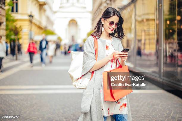 mooie vrouw tijd doorbrengen in de stad - stylish woman streets europe cellphone stockfoto's en -beelden