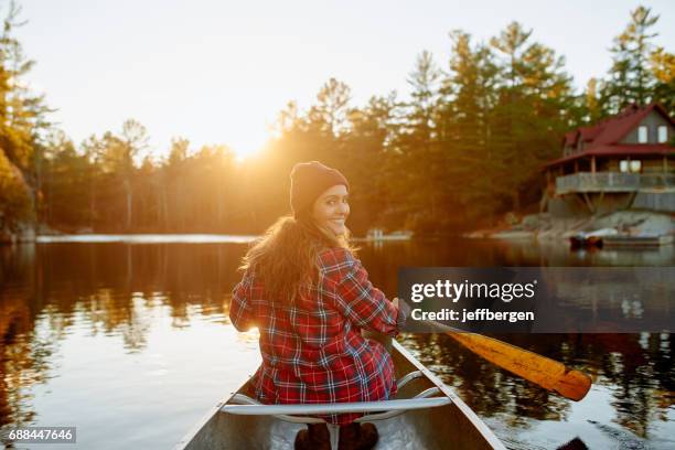 yo estoy remando lejos de todo - casita de campo fotografías e imágenes de stock