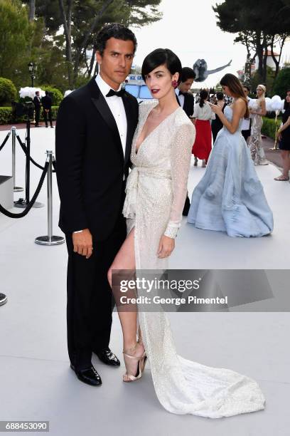 Orson Salazar and Paz Vega arrive at the amfAR Gala Cannes 2017 at Hotel du Cap-Eden-Roc on May 25, 2017 in Cap d'Antibes, France.