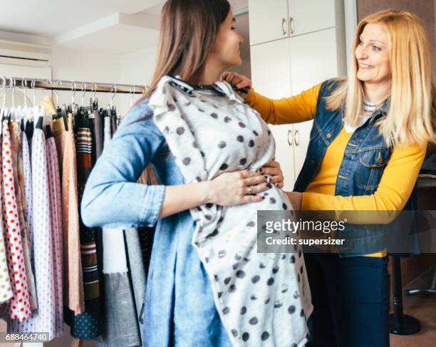 duas mulheres empresárias - maternity wear - fotografias e filmes do acervo