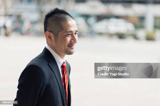 reifer mann in der stadt entspannen. - nur japaner stock-fotos und bilder
