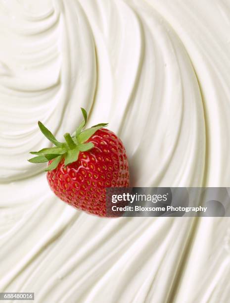 strawberries and cream - strawberry and cream stock pictures, royalty-free photos & images