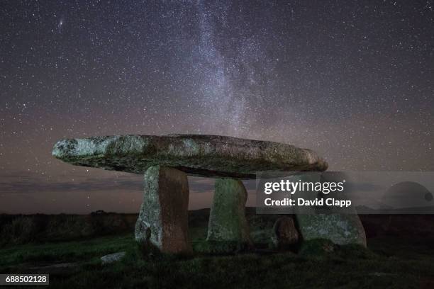 lanyon quoit in land's end, cornwall, england - obelisk stock pictures, royalty-free photos & images