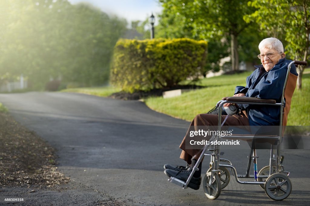 Senior Mann im Rollstuhl Frühlingstag zu genießen