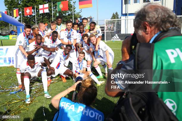 Players of Olympique Lyon celebrate winninge during the Finale for the Blue Stars/FIFA Youth Cup 2017 between Olympique Lyon and RSC Anderlecht at...