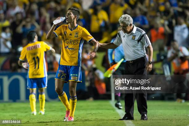 Ricardo 'Tuca' Ferretti, coach of Tigres, talks to Jurgen Damm during the Final first leg match between Tigres UANL and Chivas as part of the Torneo...