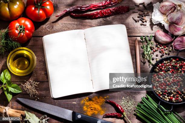 leere kochbuch mit frischen zutaten zum kochen und würzen - rezeptbuch stock-fotos und bilder