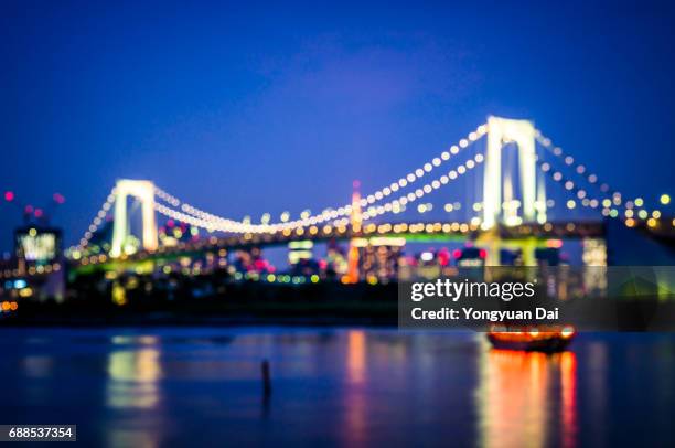 defocused rainbow bridge at dusk - odaiba tokyo stockfoto's en -beelden