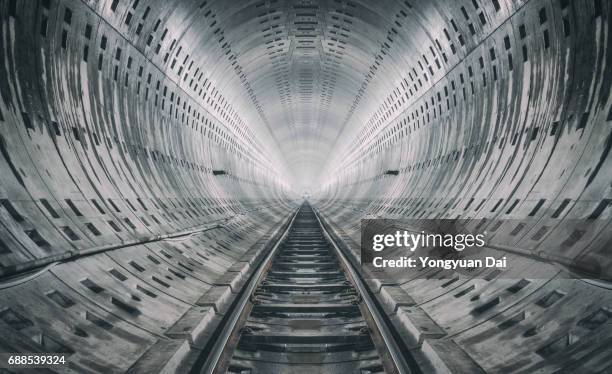 tunnel - bahntunnel stock-fotos und bilder