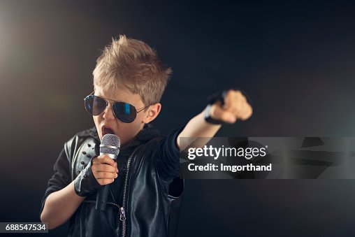 小男孩唱搖滾 小男孩唱搖滾