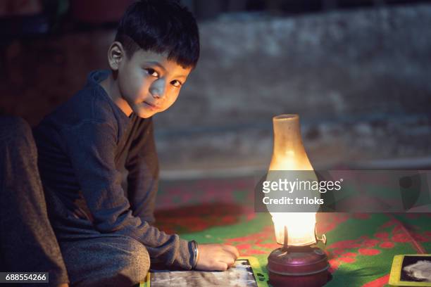 garçon, étudiant en lampe à huile - children oil lamp study photos et images de collection