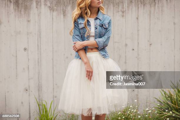 屋外の若い美しい女性 - denim skirt ストックフォトと画像