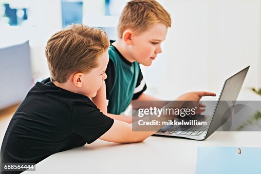 Kinderen werken samen voor laptopcomputer Kinderen werken samen voor laptopcomputer