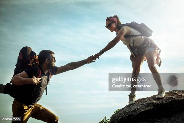 helpende wandelaars - people climbing walking mountain group stockfoto's en -beelden