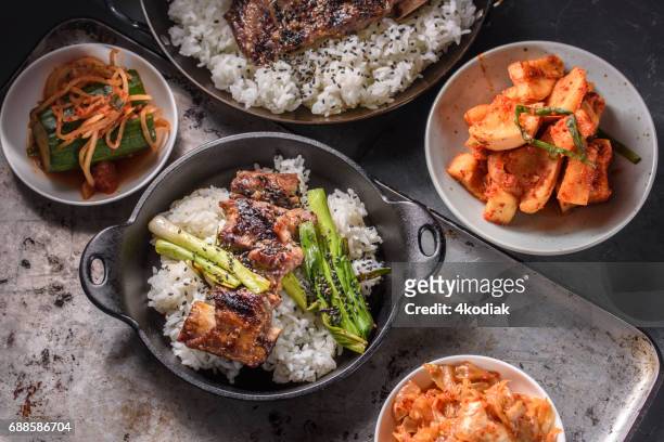heerlijke gegrilde kalbi op over gestoomde rijst in gietijzer pan - korean food stockfoto's en -beelden