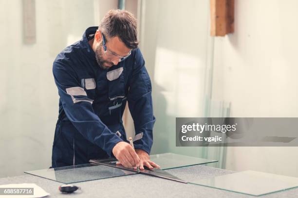 aluminium en pvc industrie werknemer - meten stockfoto's en -beelden