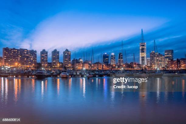 horizonte de montevideo desde río - uruguay fotografías e imágenes de stock