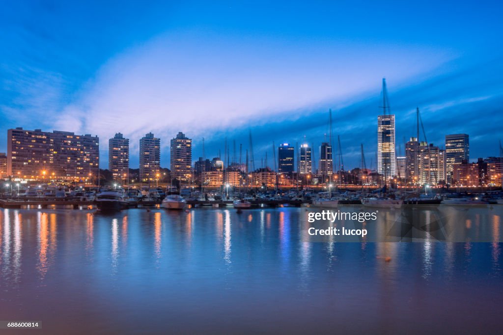 Montevideo skyline från floden