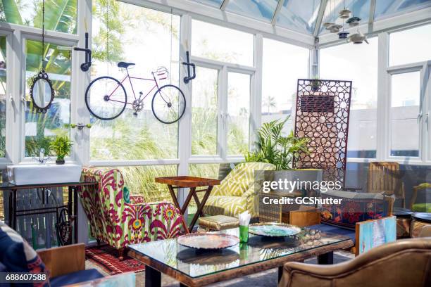boutique café arredato con gusto - veranda foto e immagini stock