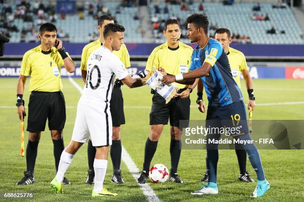 Clayton Lewis of New Zealand and Douglas Martinez of Honduras shake hands in front of Referee Diego Haro before the FIFA U-20 World Cup Korea...